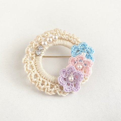 【期間限定】手編み花モチーフとパールのブローチ《水×桜×紫》