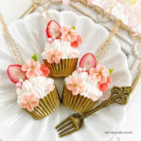 ★桜と苺のカップケーキネックレス(ブローチ兼用)(cherry blossoms cupcake necklace/Sakura/フェイクスイーツ/フェイクフード/食品サンプル/ミニチュア)