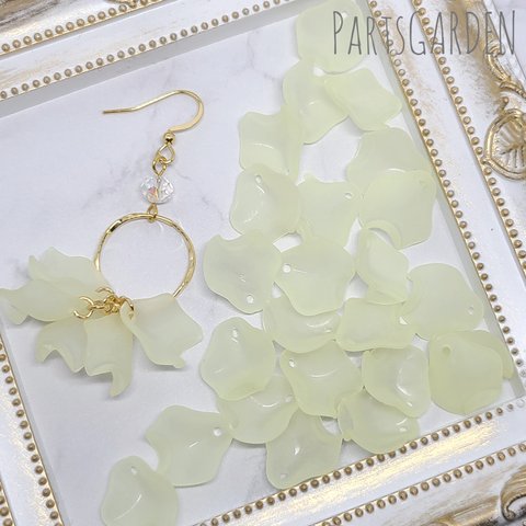 【30pcs】花びら アクリル イエロー 艶消し フロスト 立体 パーツ チャーム 1140