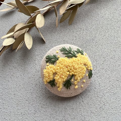 刺繍ブローチ　ミモザ②   くるみボタン　シンプル　ナチュラル　ボタニカル　花