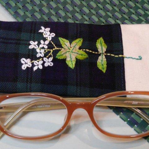 ハーブの花刺繍　眼鏡ケース
