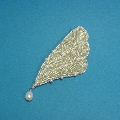 シルバービーズ刺繍の羽と淡水パールのメルヘンブローチ