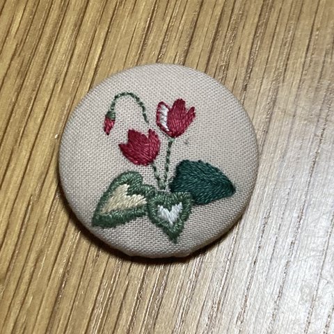 上品なシクラメンの手刺繍くるみボタン