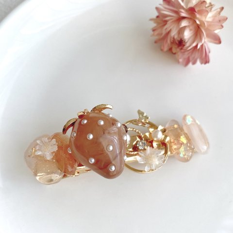 🤍レジンヘアクリップ　いちご　春　ヌーディカラー🍓