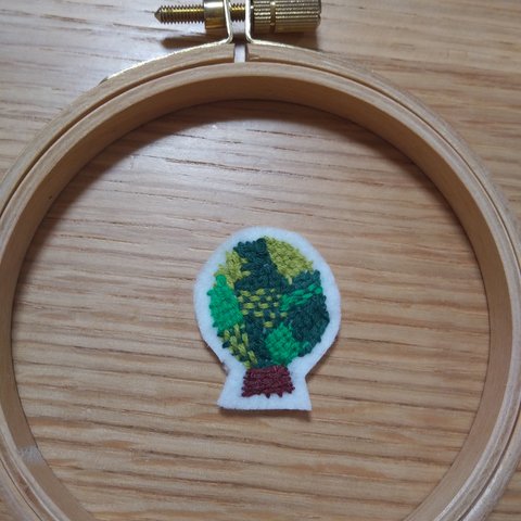 木のワッペンorブローチ　🌳　ダーニング刺繍