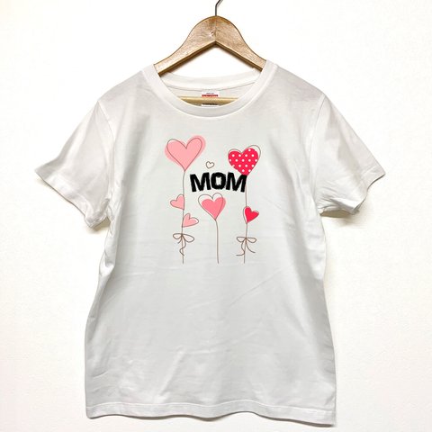 Tシャツ 『 MOM 』 ぶら下がりハートネーム　半袖　前面プリント　レディース