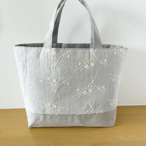 【刺繍生地の爽やかトート】ポケット充実 　Mサイズ 　底板付き