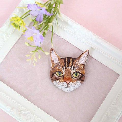 猫の刺繍ブローチ　キジトラ