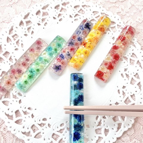 かすみ草の箸置き　ペア　セット　レッド×ブルー　カトラリー　ドライフラワー　レジン