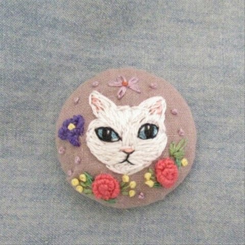 1点物😻白猫と薔薇刺繍ブローチorヘアゴム🌹