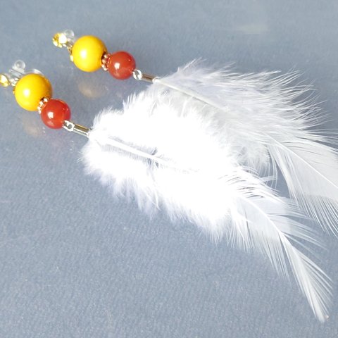 赤メノウと白い羽根のイヤリング