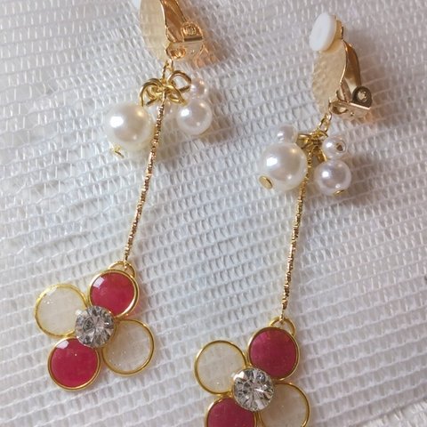 揺れるお花〈赤×白〉　レジンイヤリング/ピアス