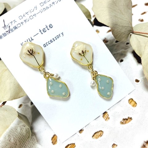 ✨新作レジン✨かすみ草×水玉ジョイントレジンピアス💕　　アクア　　レジンイヤリング💕　　　普段使い　レジンレジンピアス　レジンイヤリング　春　夏