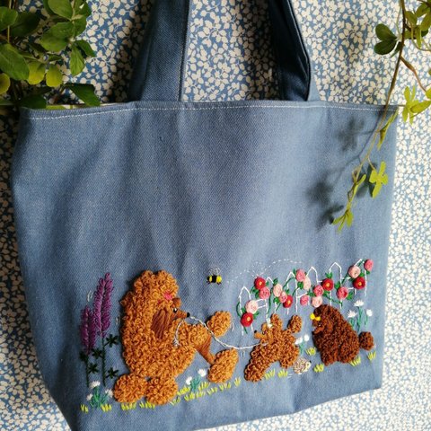 レッド・プードル親子のお散歩刺繍バッグ（大）【プードルグッズ】poodle embroidery bag