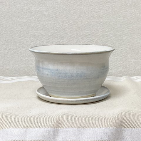 淡い色彩の植木鉢　〜青白釉・受け皿付き〜
