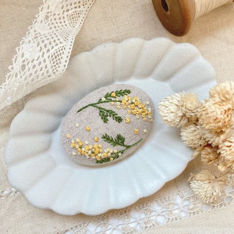 ミモザの刺繍くるみボタンブローチ