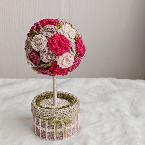 かぎ針編みで作ったお花の華やかトピアリー＊フラワーベース　鉢植え　あみぐるみ　花瓶  ナチュラル インテリア  編み花 かぎ針編み　編み物