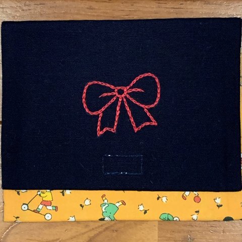 手刺繍入り小物入れ　移動ポケットとして最適♬ 約13×11cm