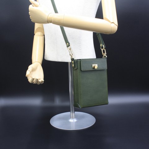 一枚革の手縫いショルダーバッグ（イタリアンオイルレザー 緑）
