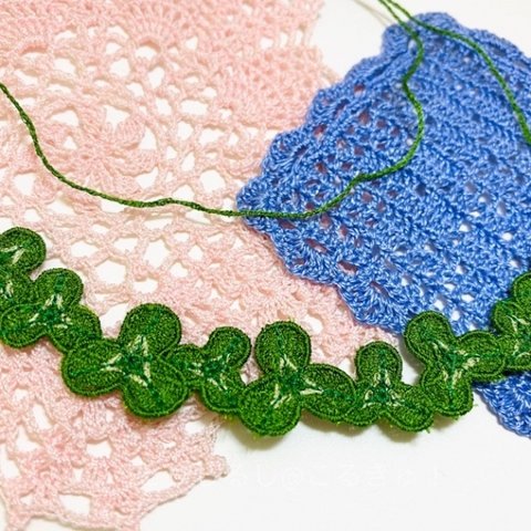 シロツメクサの刺繍首飾り