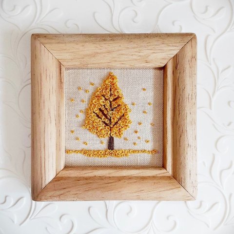 ⭐️新作⭐️刺繍フレーム🍁黄金に輝く銀杏の木　壁飾り インテリア雑貨 ハンドメイド