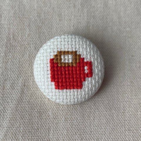 くるみボタンの刺繍ブローチ　❥真っ赤なマグカップ