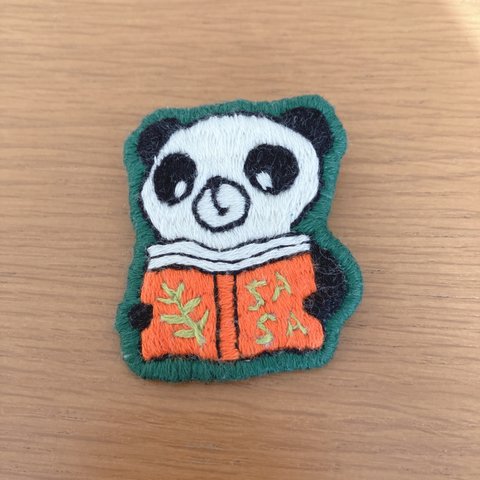 本を読むパンダ・刺繍ブローチ