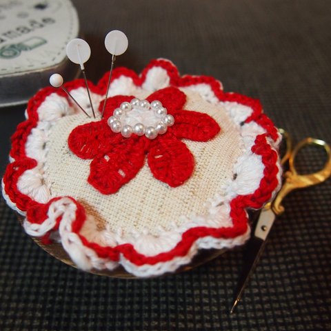 ☆東欧の刺繍☆イーラーショシュのお花のピンクッション