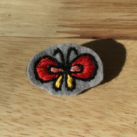 鮮やか蝶の手刺繍ブローチ