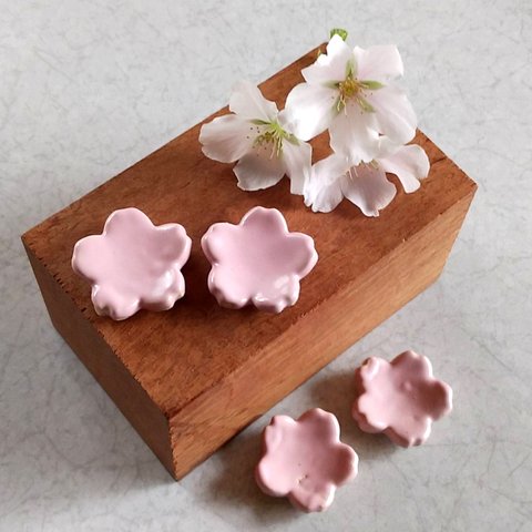 《2点セット＆送料無料》陶の箸置き【桜の花(厚み有り)】