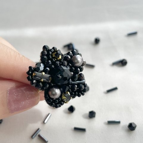 【Black Flower】ビーズ刺繍リング　お花マーク