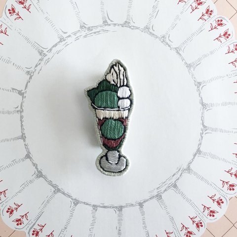 抹茶パフェの刺繍ブローチ