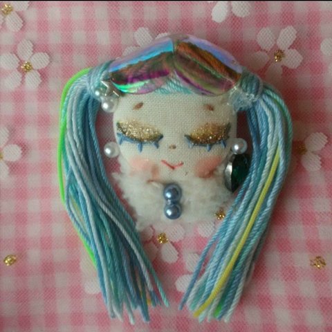 しあわせ顔女の子 ハンドメイド クルミボタン ドール ブローチ