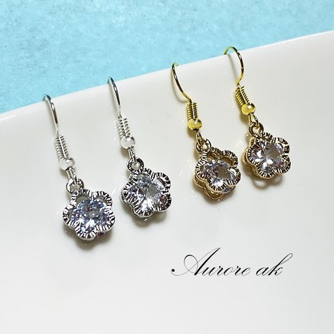 シンプル＆上品　小さいお花のフラワーのピアス　