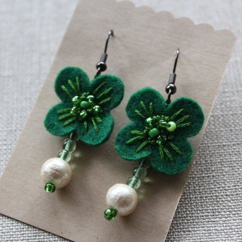 フェルトと刺繍のピアス　クローバー