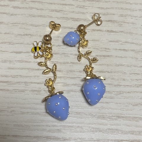 苺 ゆらゆらピアス