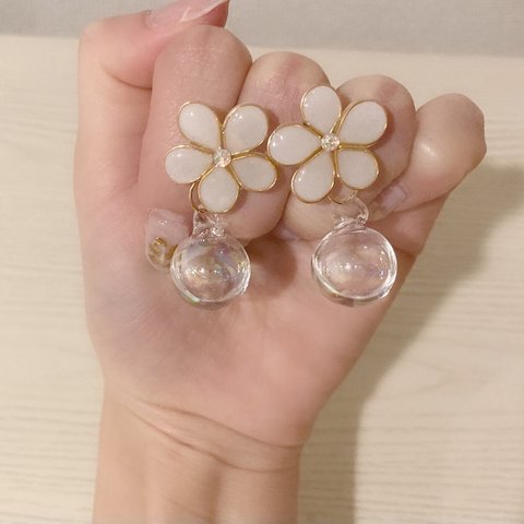 レジンアクセサリー　ガラスドーム付きお花のピアス