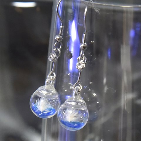 水にふわっと浮かぶ羽のピアス　ふくろうの羽　イヤリング　ガラスドーム　羽　ネックレス　チャーム　夏　アクセサリー