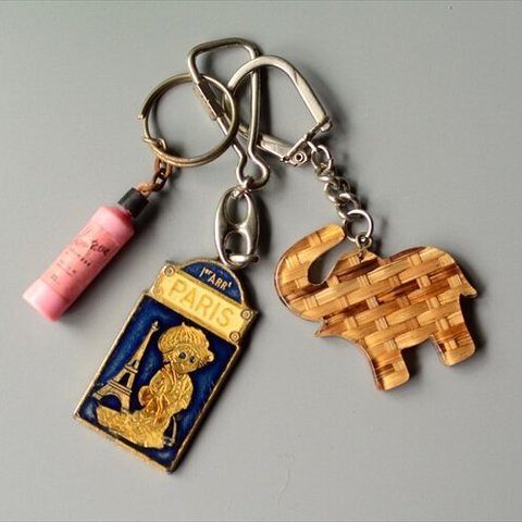 ヨーロッパから ヴィンテージキーホルダー 3個セット ドイツ フランス アメリカなどから Vintage keychain アンティーク_240313 ig3833_1