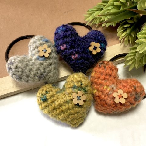 【再販2】花のウッドボタンと毛糸🧶のぷっくりハートヘアゴム 《グレー》《パープル》《からし》《オレンジ》