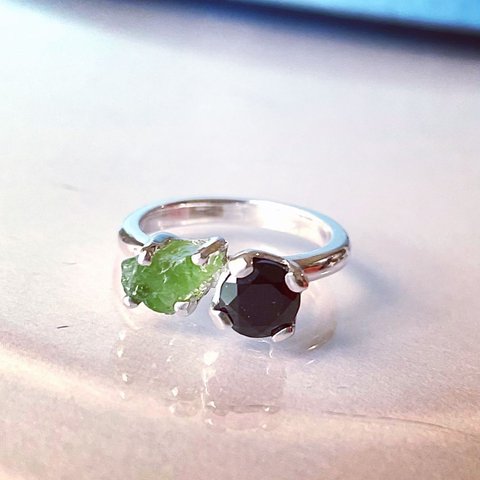 黒とグリーンの指輪