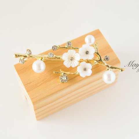 『早春、冬に咲いている白い梅の花のブローチ』ゴールド