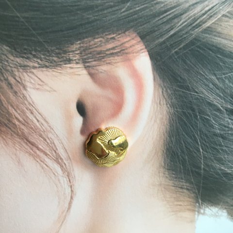 金鶴？ボタンピアス