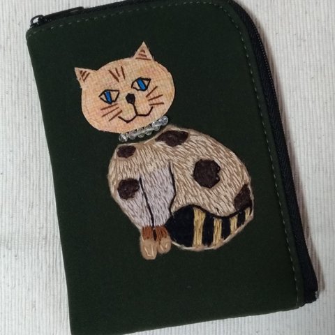 猫の手刺繍クッションケース