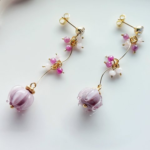 朝露が光る花の蕾と天然石のピアス【淡藤色】