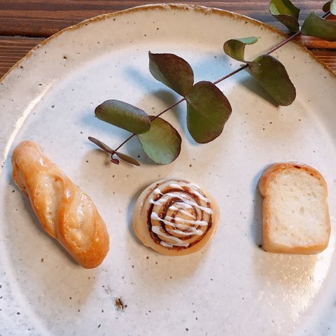 食パン、シナモンロール、バケットセットのパンブローチ⚘⚘