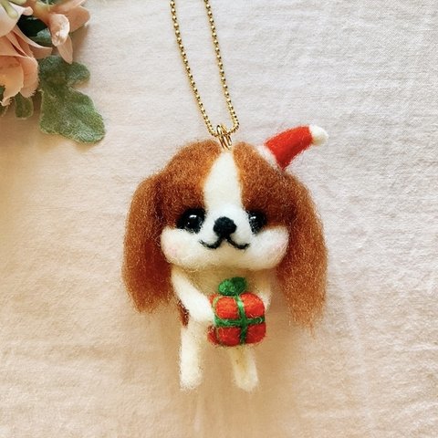 クリスマスプレゼントを抱えた犬　キャバリア　キーホルダー