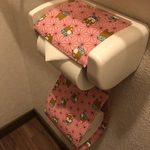 柴犬のトイレットペーパーホルダー　ピンク