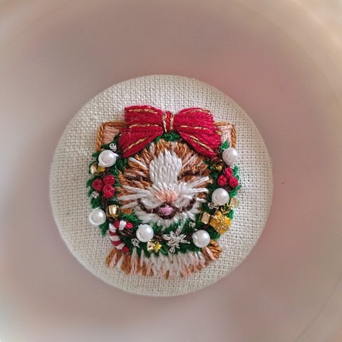 くるみボタン　刺繍ブローチ　にっこりにゃんことメリークリスマス♪