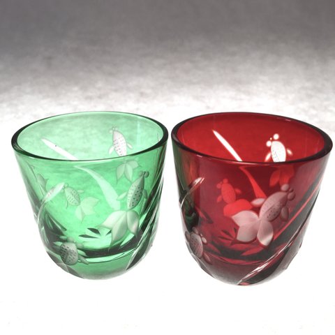 江戸切子　金魚　伝統工芸品　冷酒グラス　ぐい呑ペア（赤、緑）結婚祝　記念品　切子　グラス　切子グラス